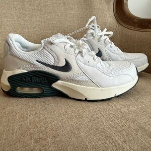 BRAND NEW!! WOMENS AIR MAX EXCEE SNEAKER. S-8.